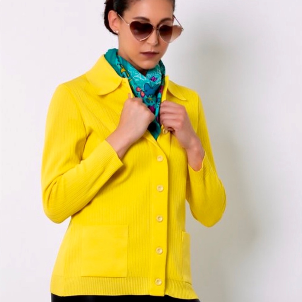 Stunning vintage bright yellow cardigan 🌼